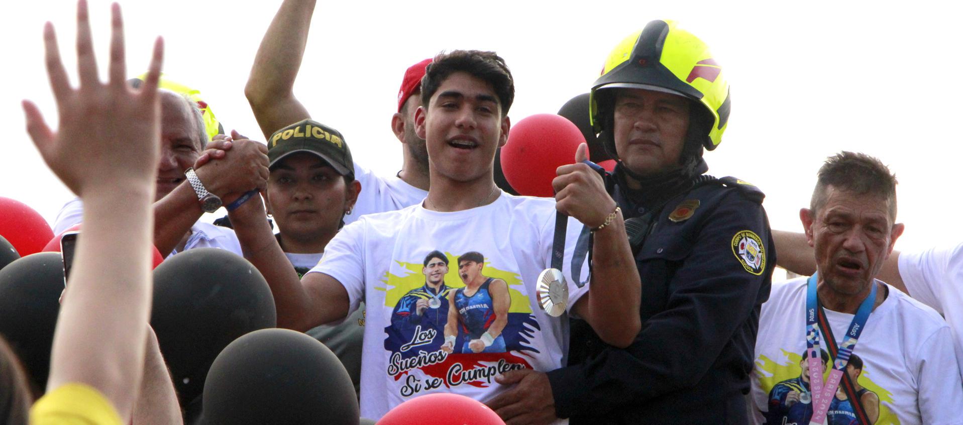 El gimnasta Ángel Barajas a su llegada a su ciudad natal. 