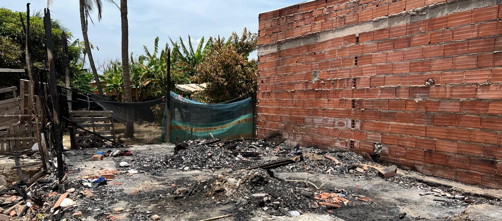 Casas fueron consumidas por el fuego.