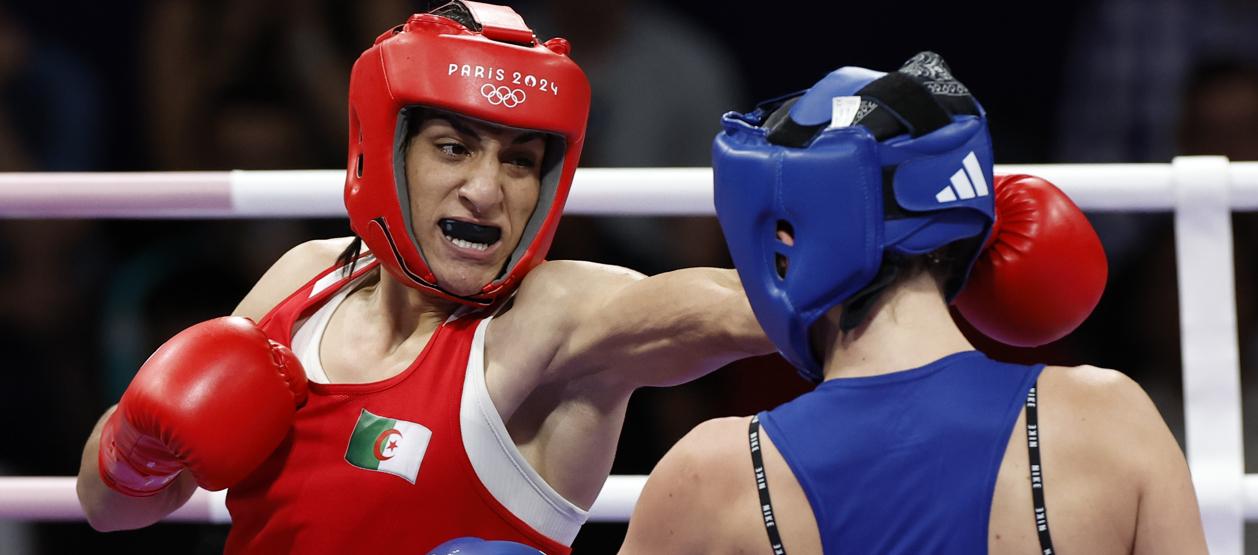 La boxeadora argelina Imane Khelif (rojo) ante la húngara Anna Luca Hamori (azul).