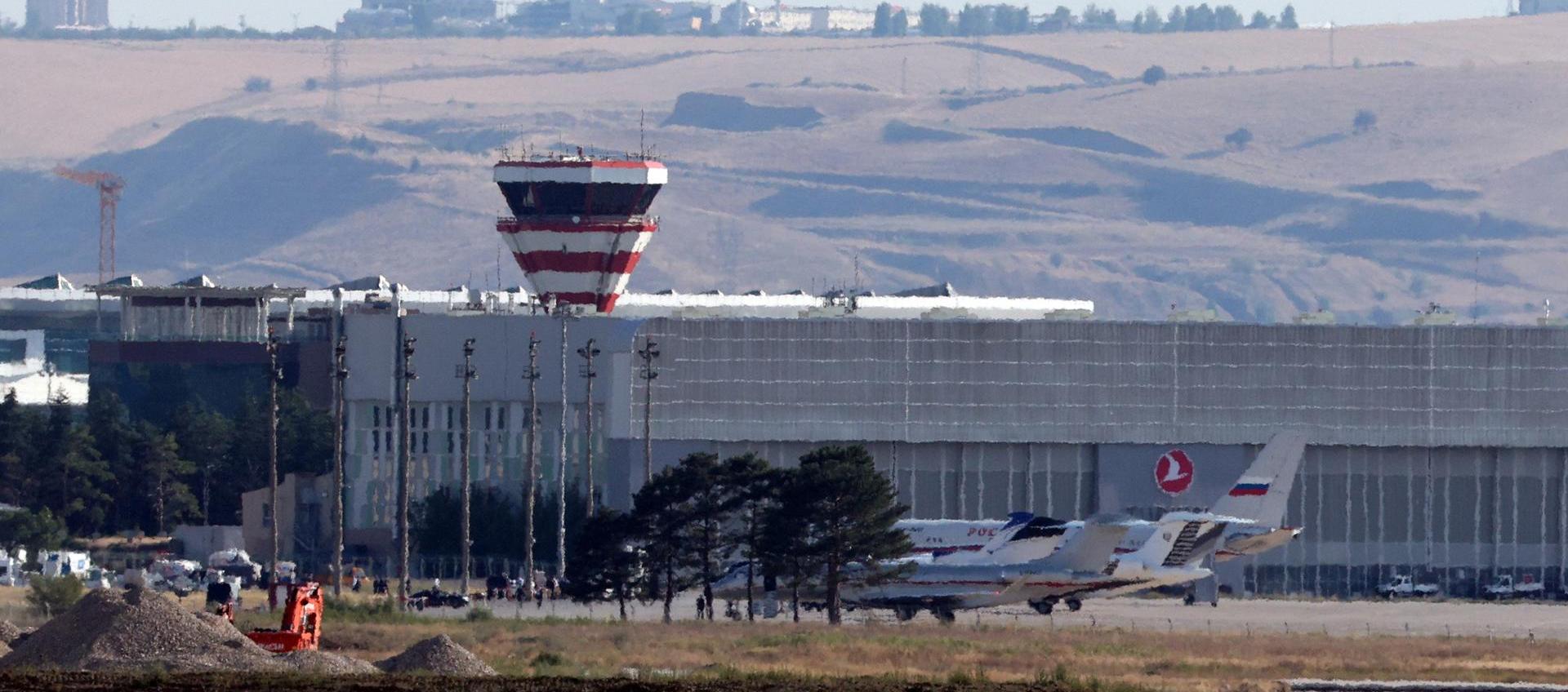 Un avión del gobierno ruso y aviones privados se ven en el Aeropuerto Esenboga en Ankara, Turquía, donde se realizó intercambio.