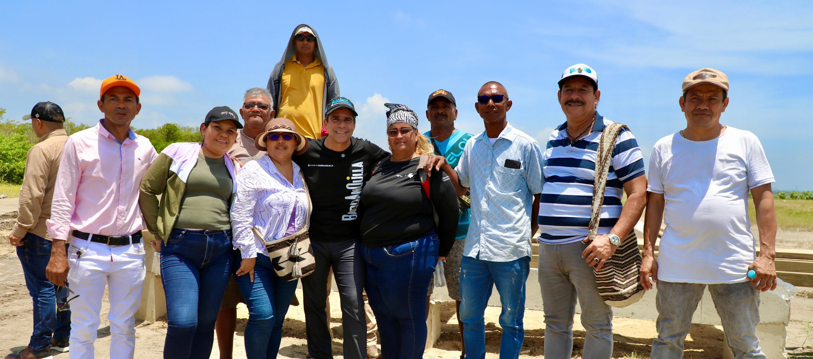 Alcalde en compañía de los pescadores.