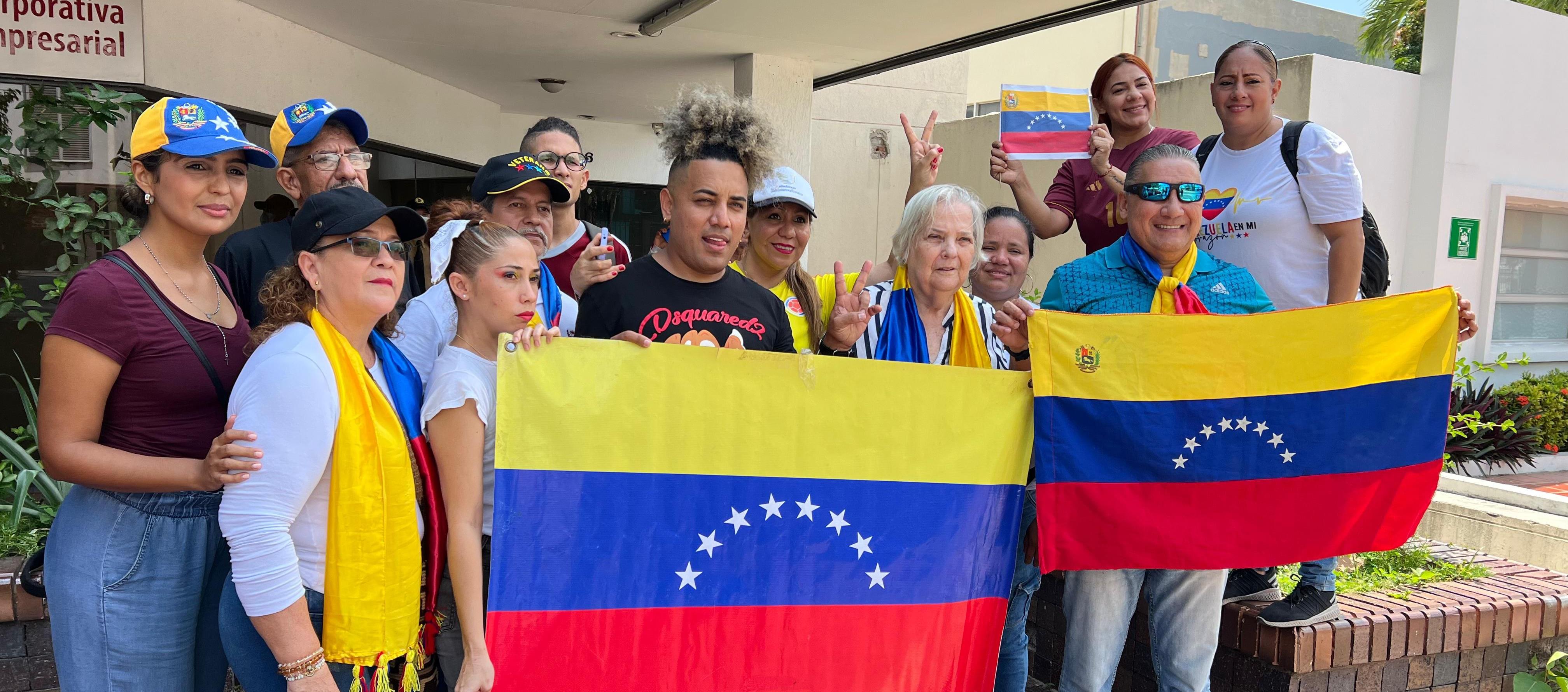 Venezolanos en el consulado de su país en Barranquilla. 