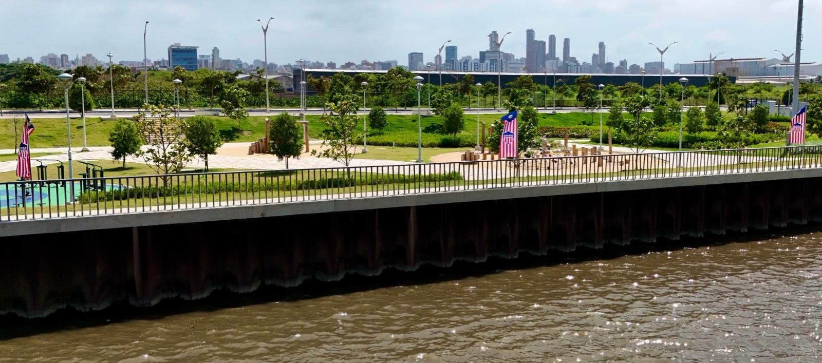 Vista del Malecón y Barranquilla desde el Río Magdalena