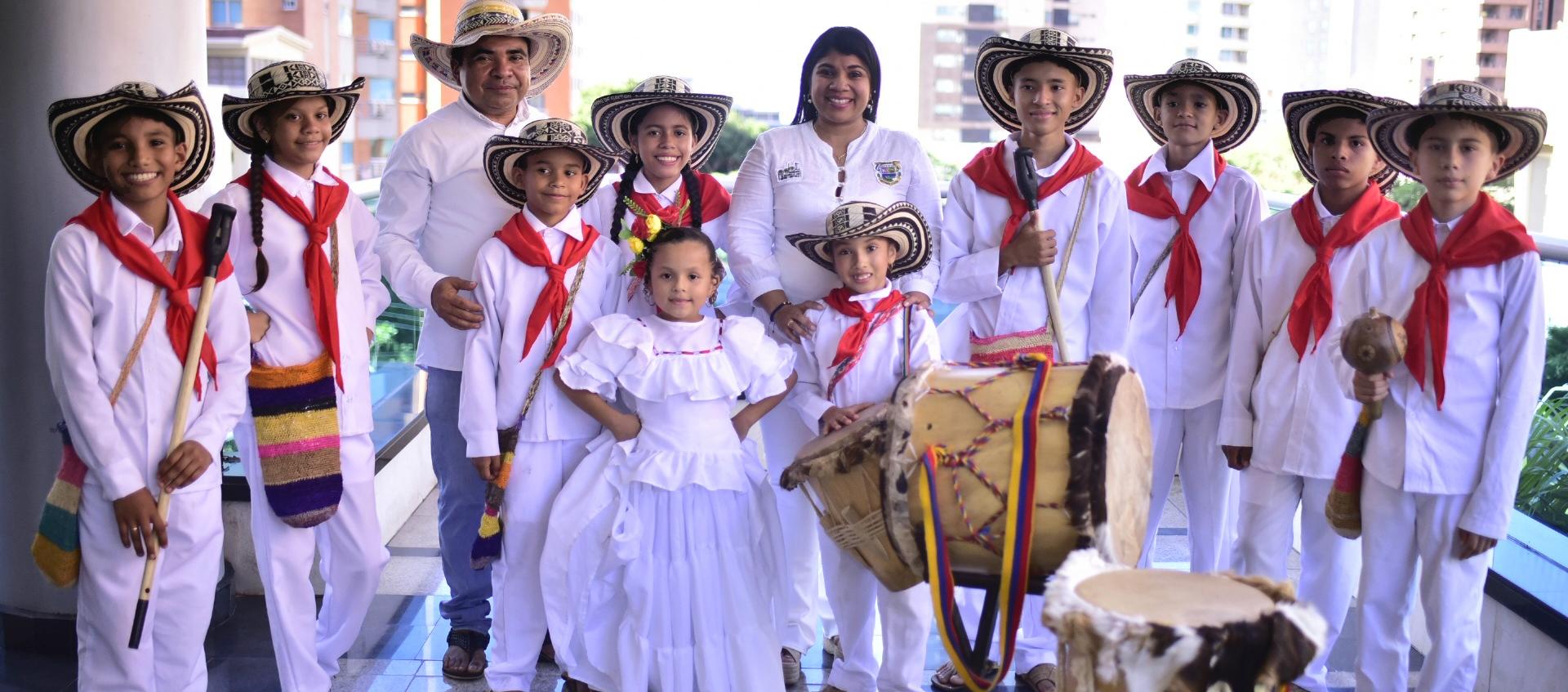 Escuela 'Herederos Ancestrales', alcaldesa de San Jacinto, Merly Viana Pérez y el  director de la Corporación Folclórica y Artesanal, Armando Tapia. 