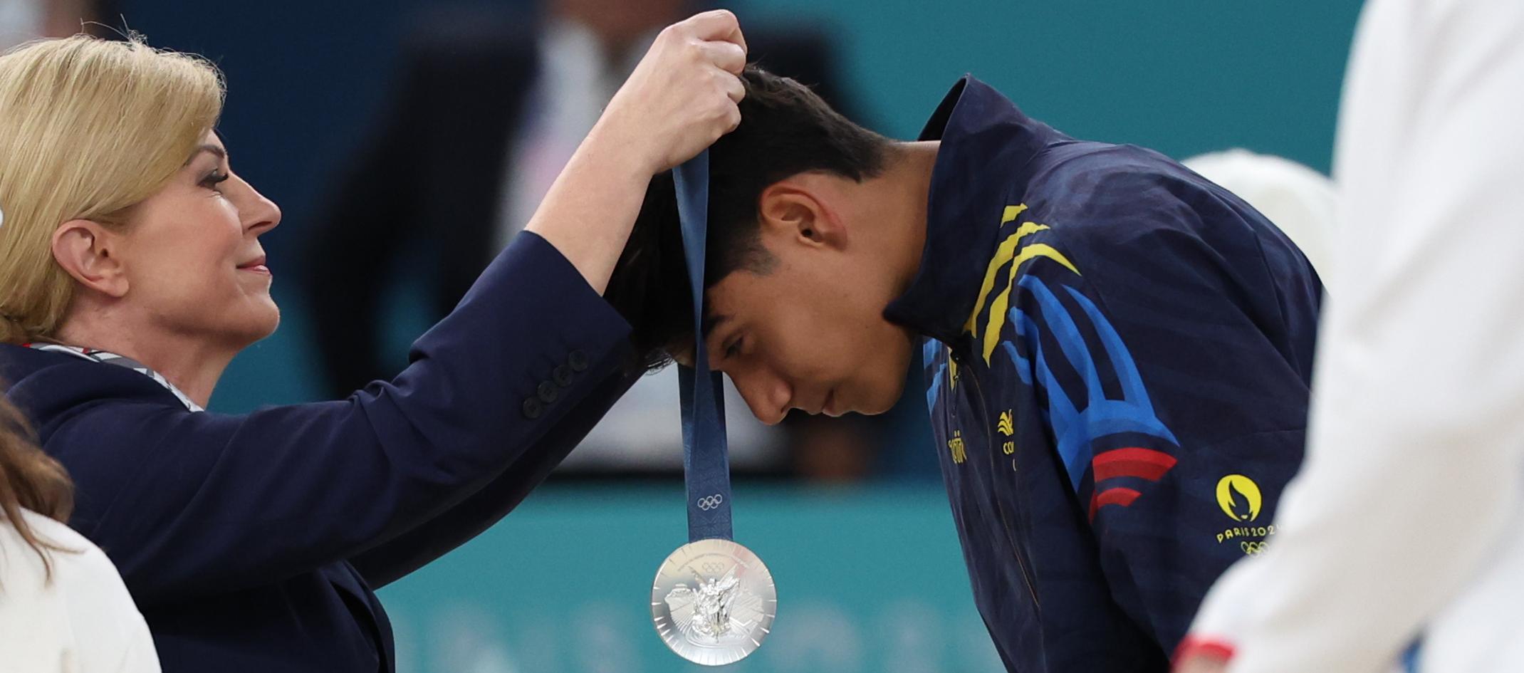 El colombiano Ángel Barajas cuando recibía la medalla de plata. 