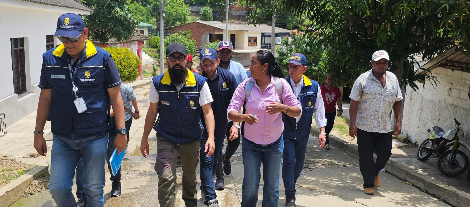 El director de la UNGRD, Carlos Carrillo, en una visita a Piojó.