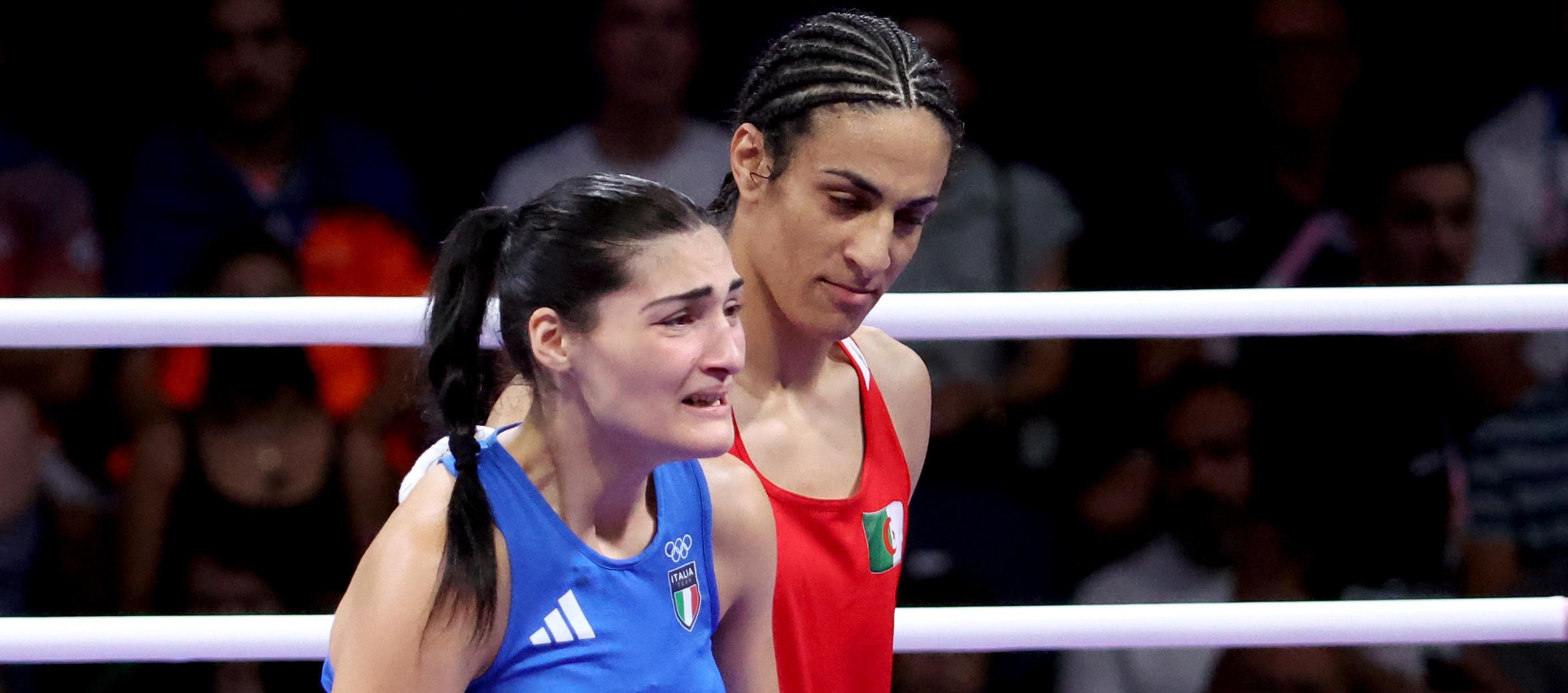 La italiana Ángela Carini, entre lágrimas, tras su derrota ante la argelina Imane Khelif.