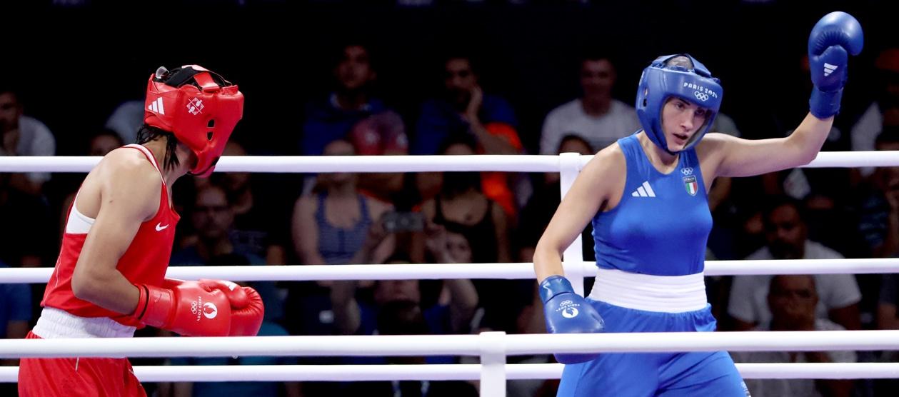 Acción del combate entre la italiana Ángela Carini y la argelina Imane Khelif. 