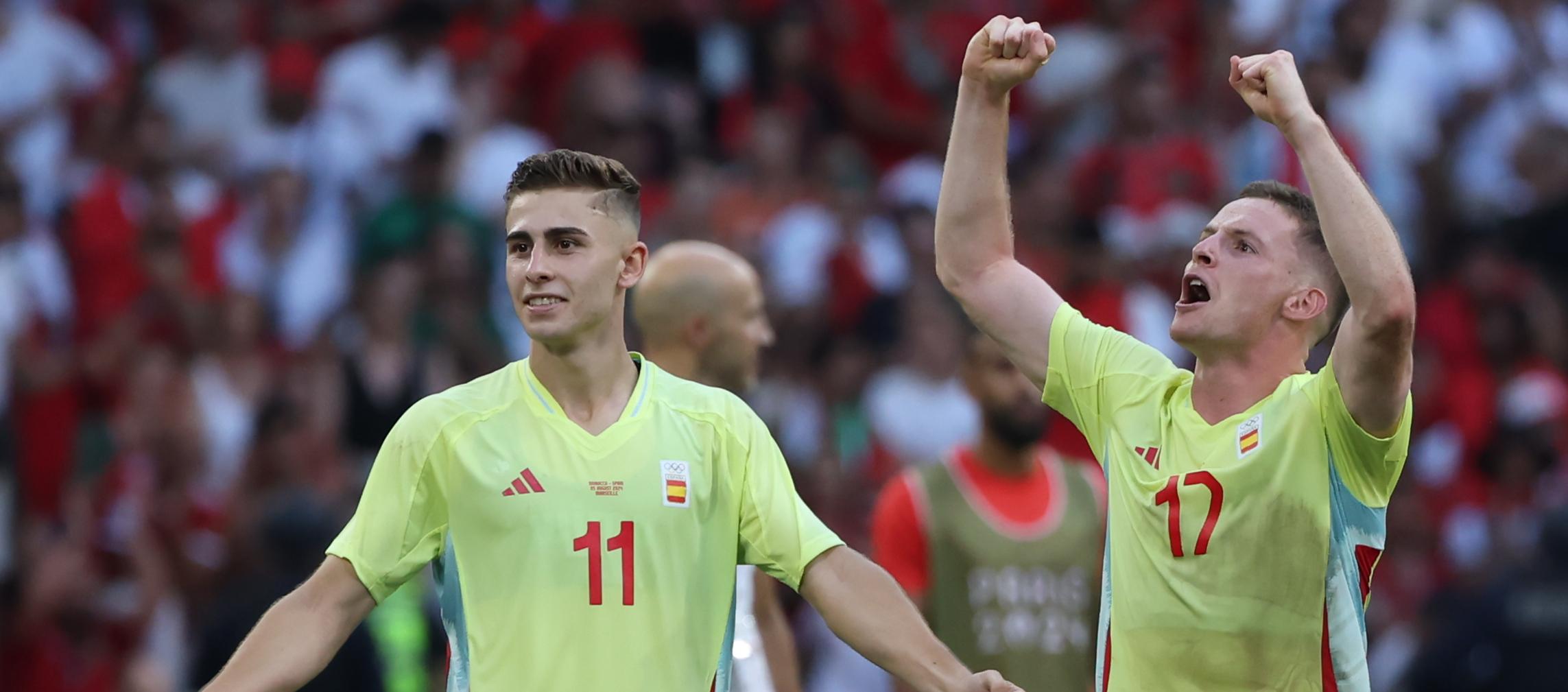 Fermín López (11) y Sergio Gómez festejan el triunfo y el paso de España a la final.