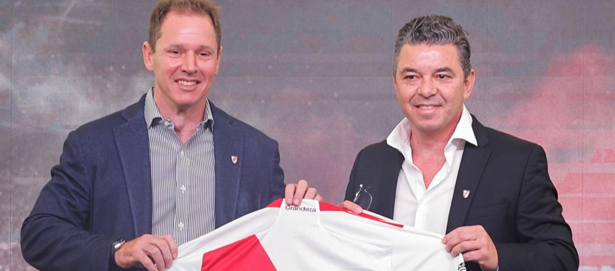 Marcelo Gallardo en su presentación al lado de Jorge Brito, presidente de River Plate.