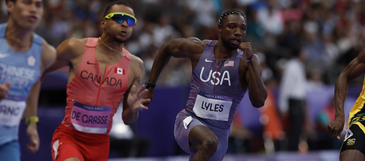 Noah Lyles en acción durante la serie eliminatoria de los 200 metros planos.