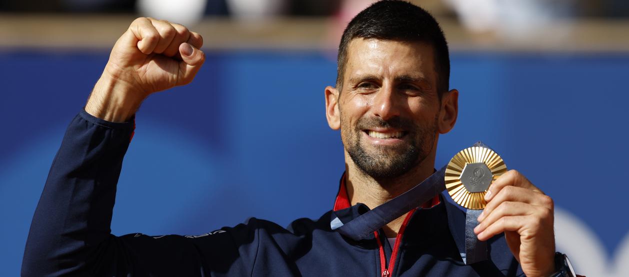 Novak Djokovic celebra tras conquistar la medalla de oro en París 2024. 