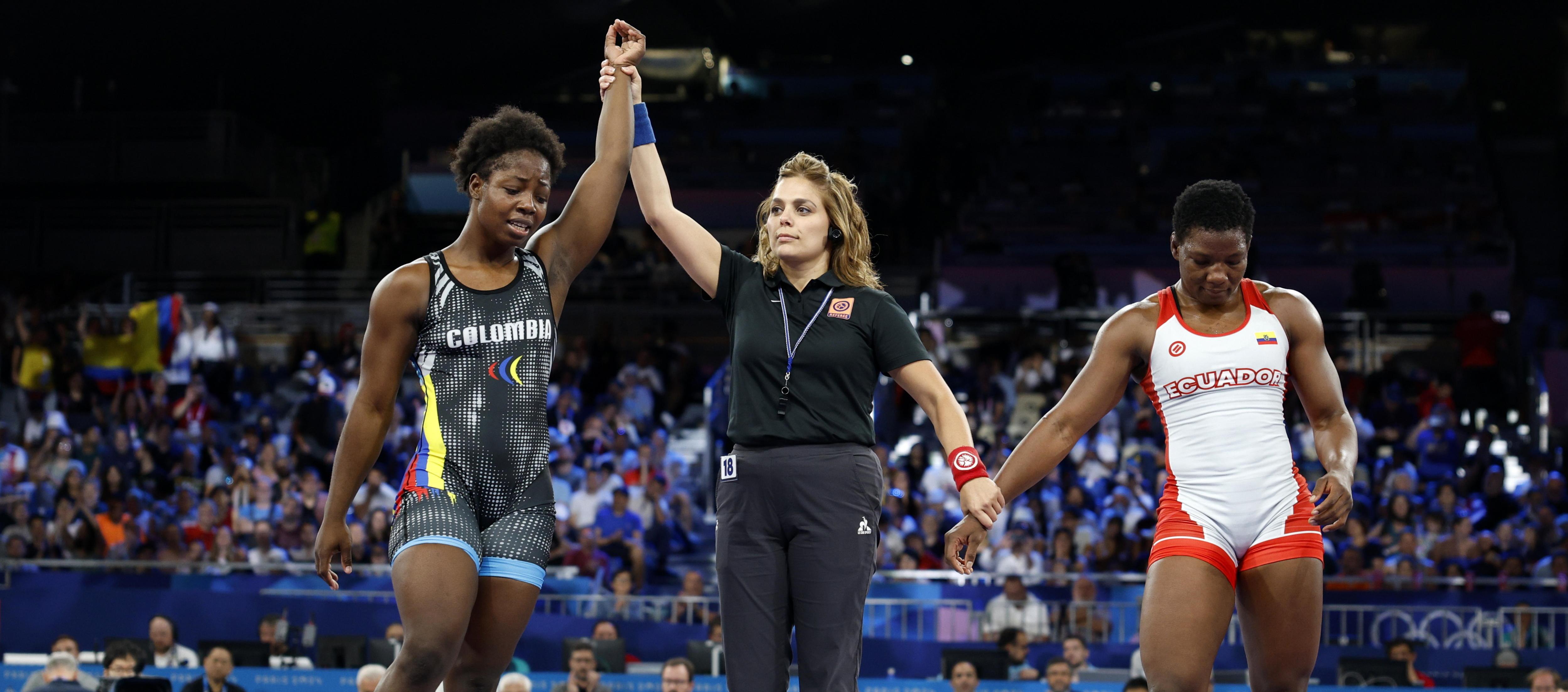 La colombiana Tatiana Rentería tras declarada ganadora ante la ecuatoriana Génesis Reasco.