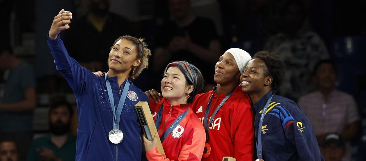 Kennedy Blades (plata), Yuka Kagami (oro) y las de bronce Milaimy Marín y Tatiana Rentería celebran con una selfie. 