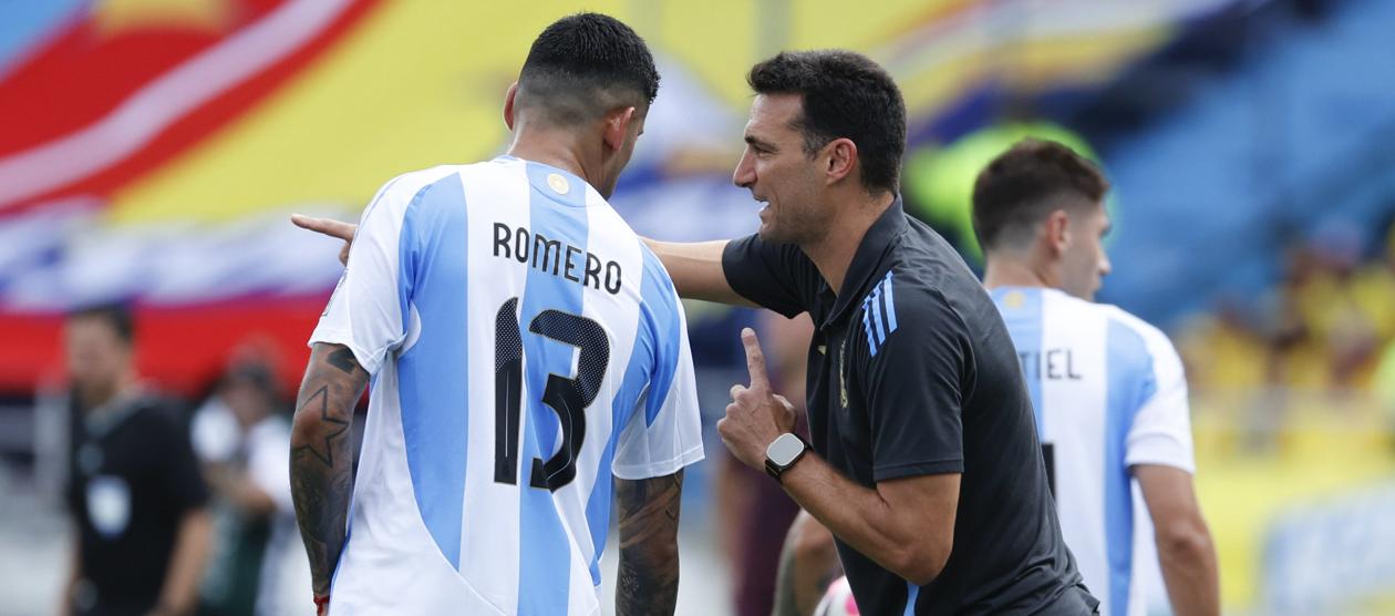 Lionel Scaloni entrega indicaciones al defensa Cristian Romero.