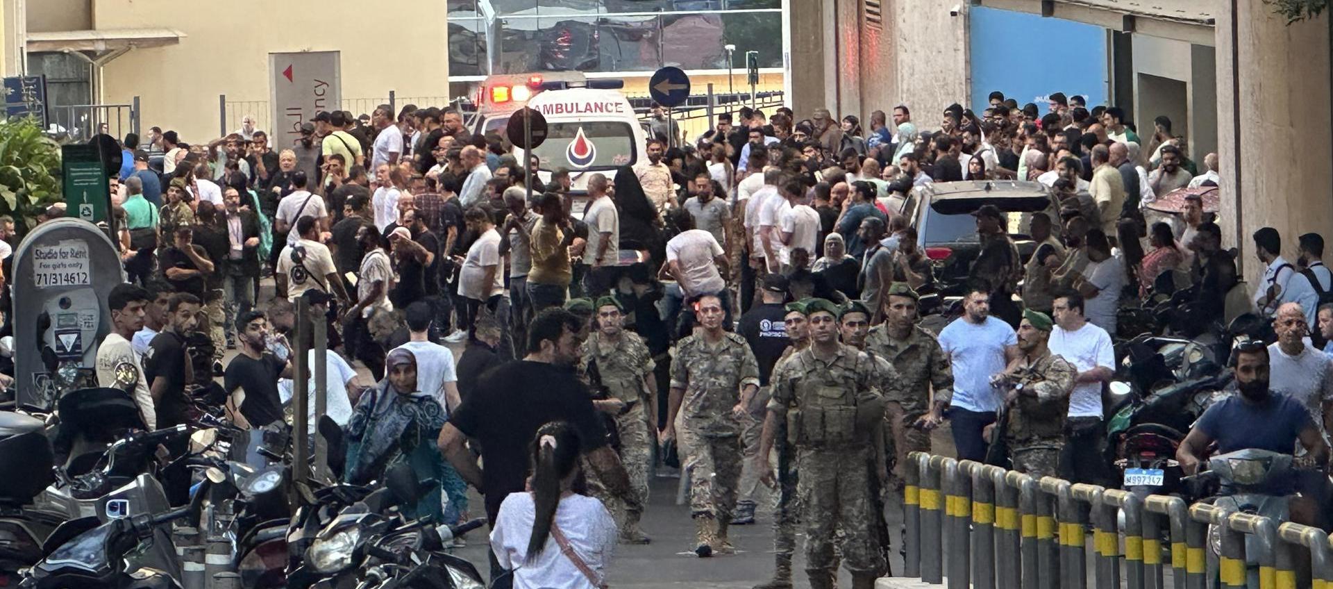 Soldados libaneses y miembros de Hezbolá reunidos a las afueras de un hospital. 