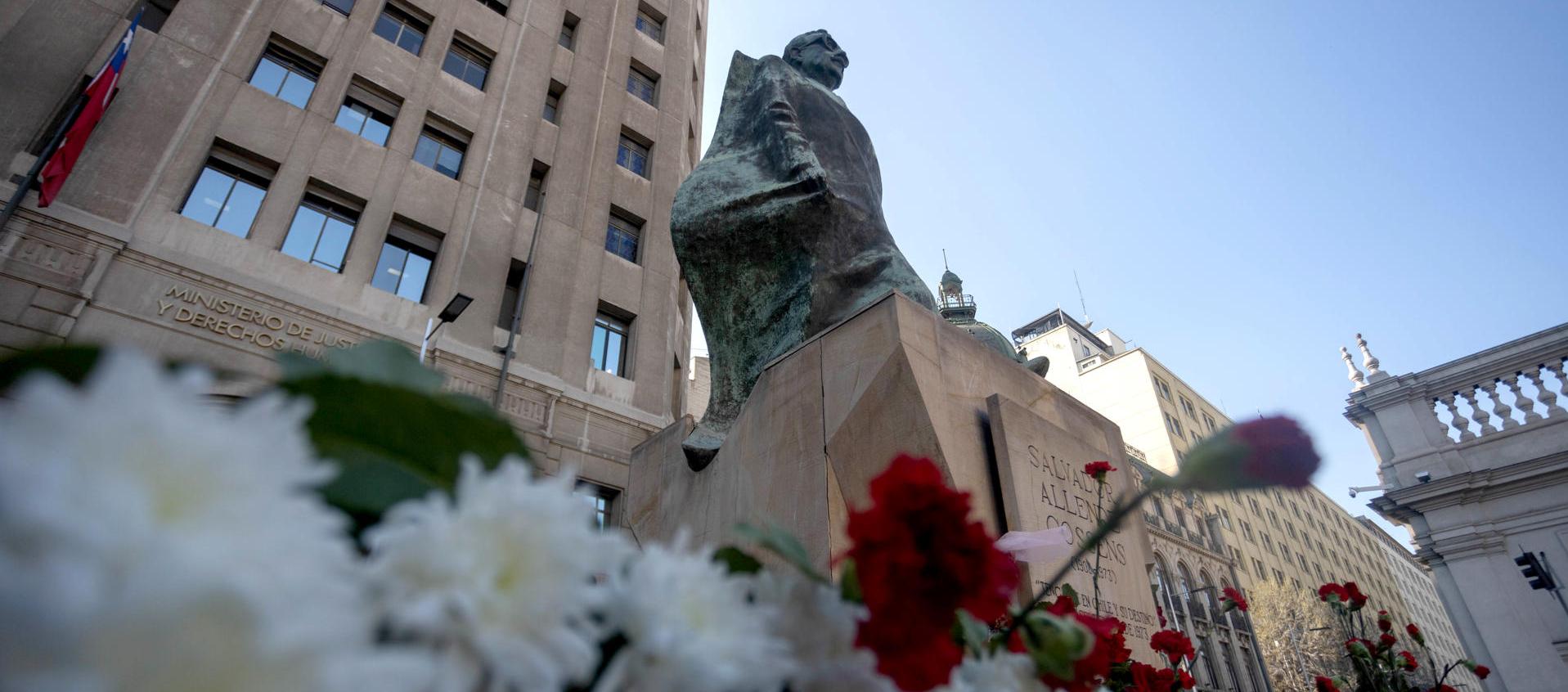 Monumento a Salvador Allende durante el acto conmemorativo.