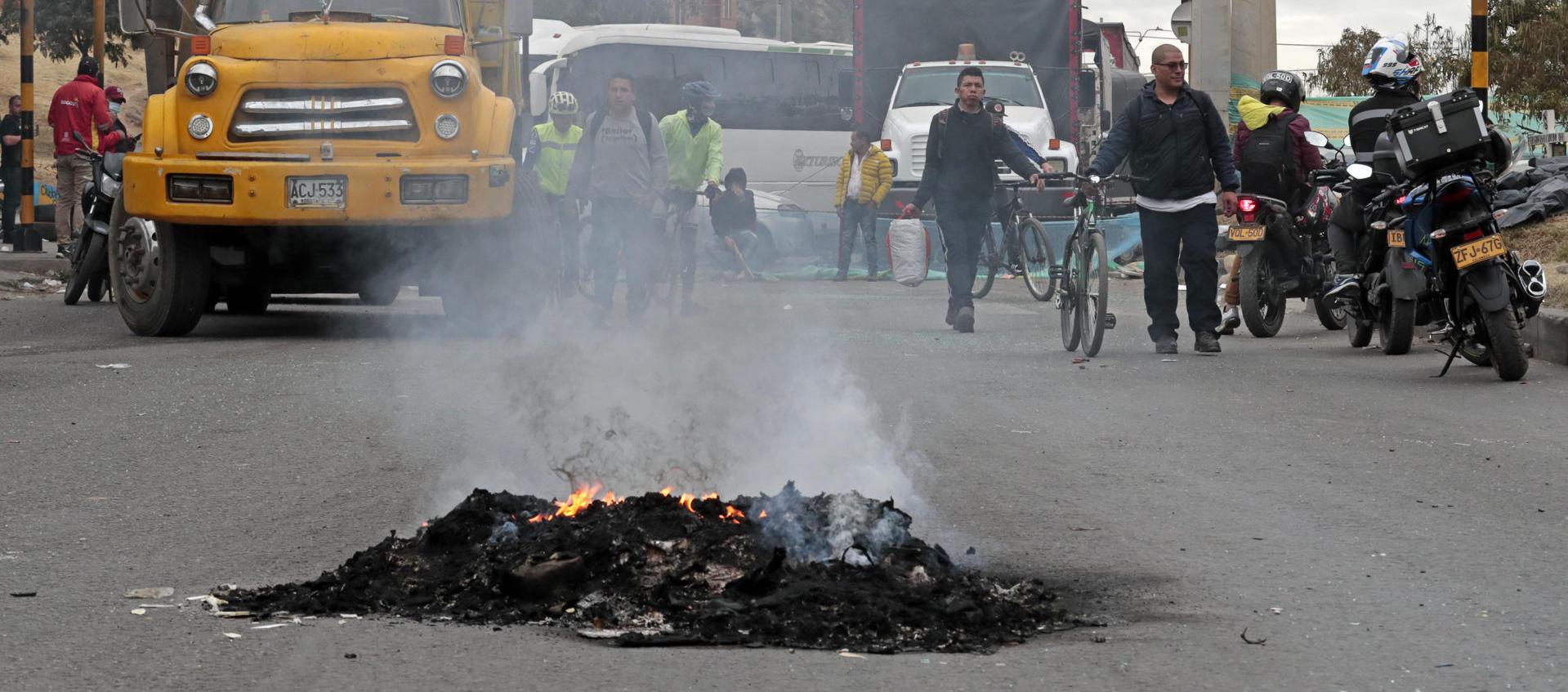 Vía bloqueada durante manifestación en Bogotá.