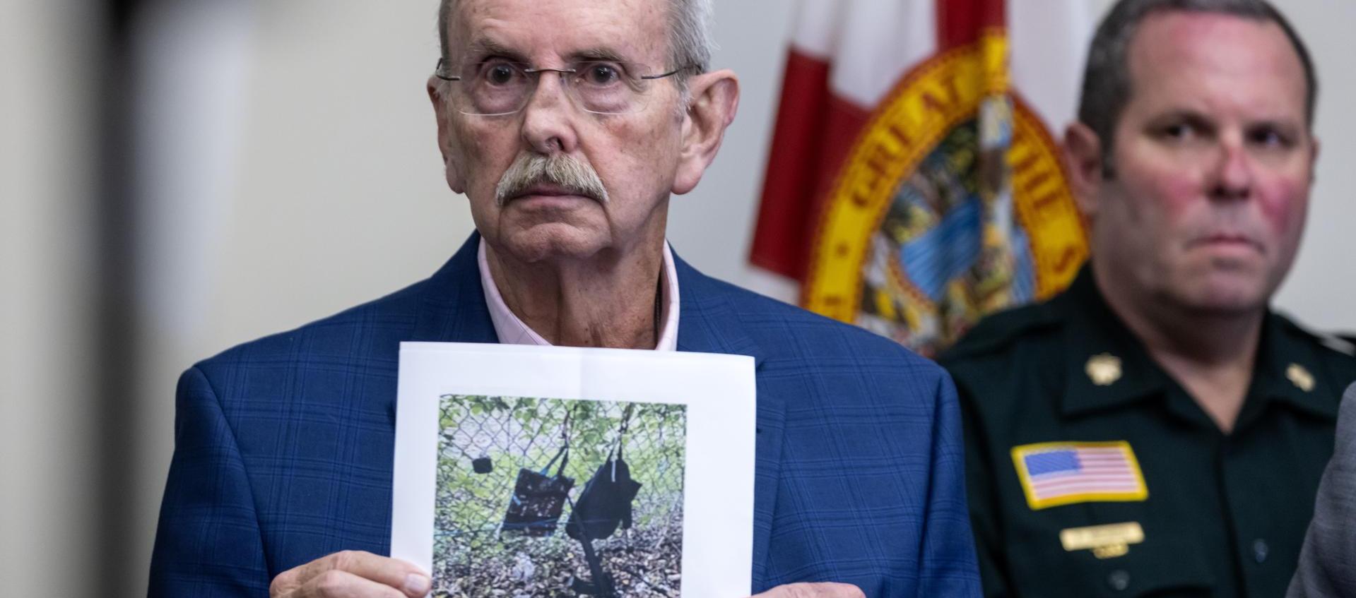 El funcionario Ric Bradshaw muestra una foto de los elementos que se encontraron junto a la valla del campo de golf.