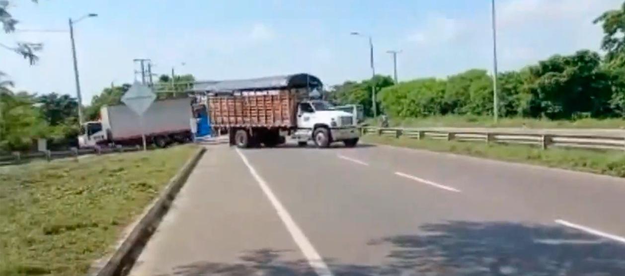 Camión bloqueando la vía.