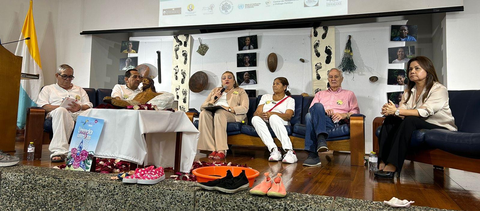 Coronel (r) Luis Fernando Borja y Rodrigo Londoño en conversatorio de la Universidad Javeriana de Cali. 