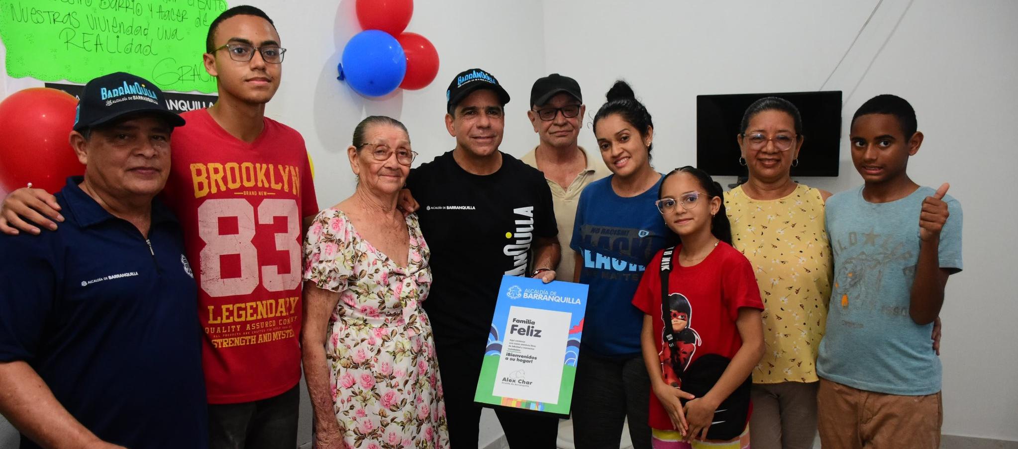 Alejandro Char, Alcalde de Barranquilla, con una familia beneficiada.