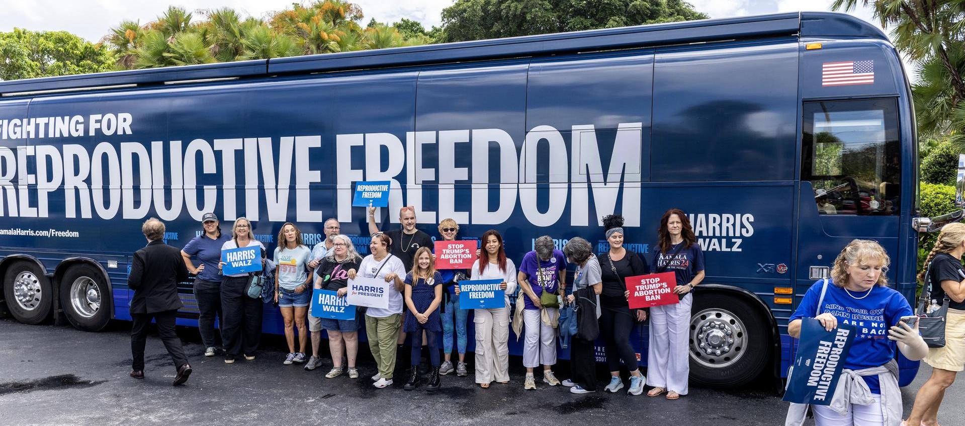 Líderes locales y nacionales se reúnen durante el lanzamiento de la gira en autobús "La lucha por la libertad reproductiva" de Harris-Walz, en Boynton Beach, Florida.