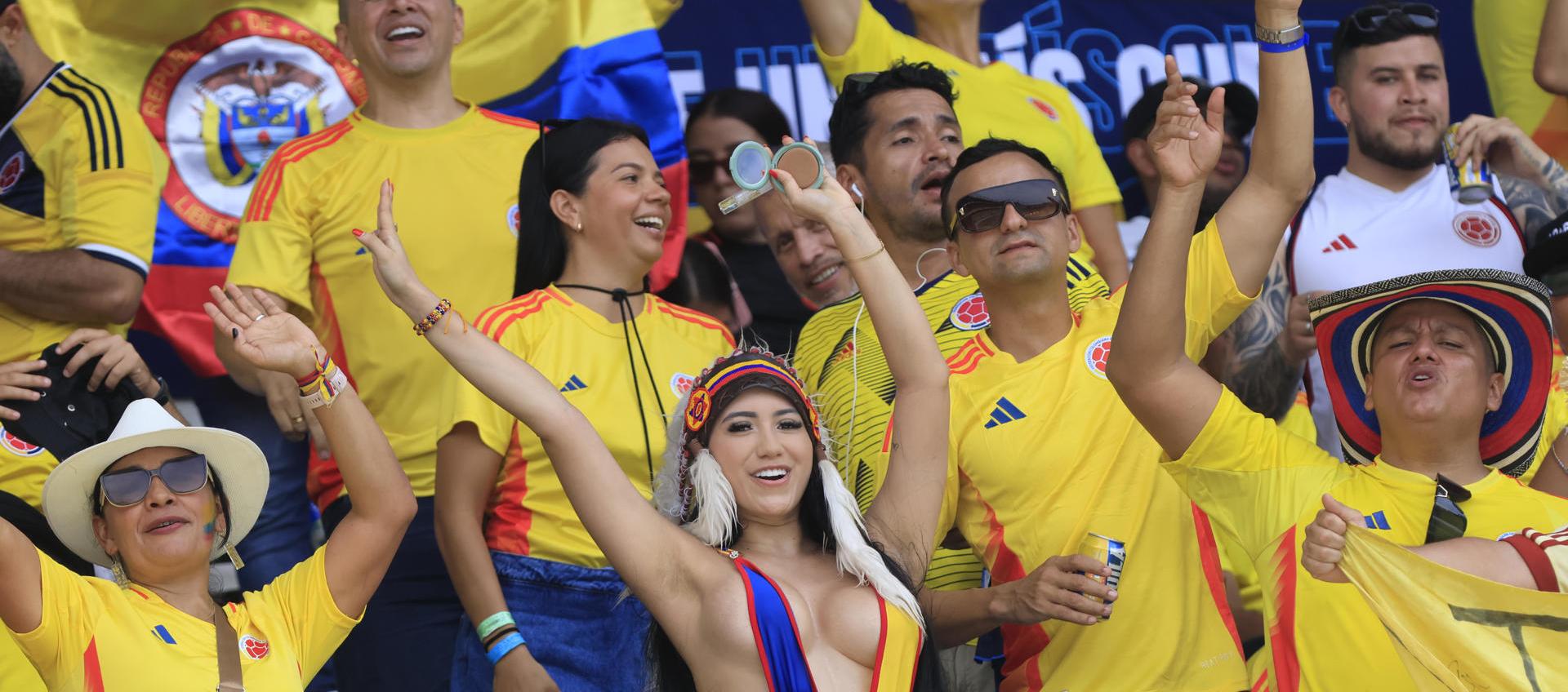 Hinchada colombiana en el Metropolitano.