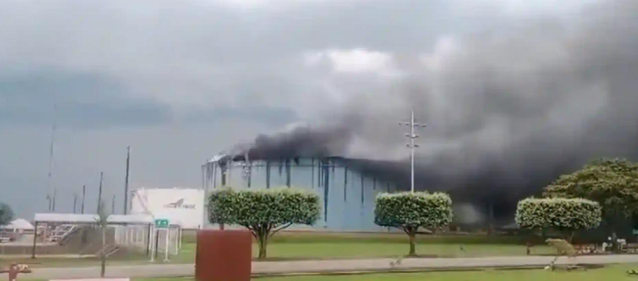 Tanque de almacenamiento incendiado. 