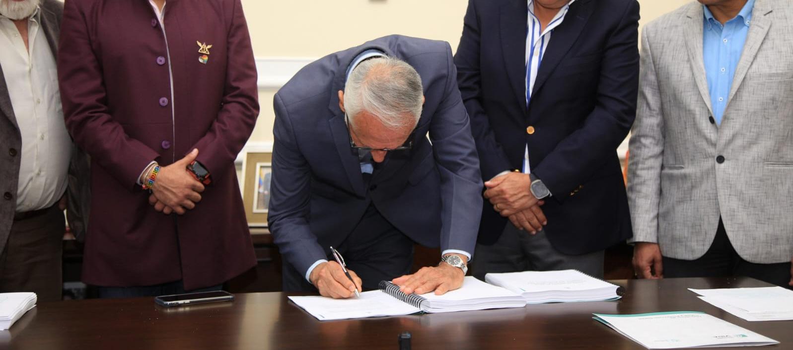 El ministro de Salud, Guillermo Alfonso Jaramillo, firmando la Reforma a la Salud.