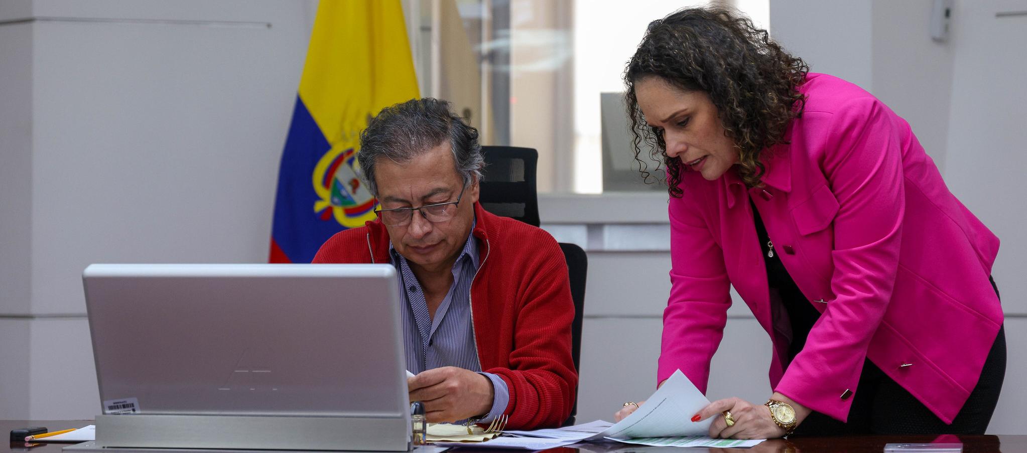 El Presidente Petro y la Ministra de Transporte, María Constanza García.