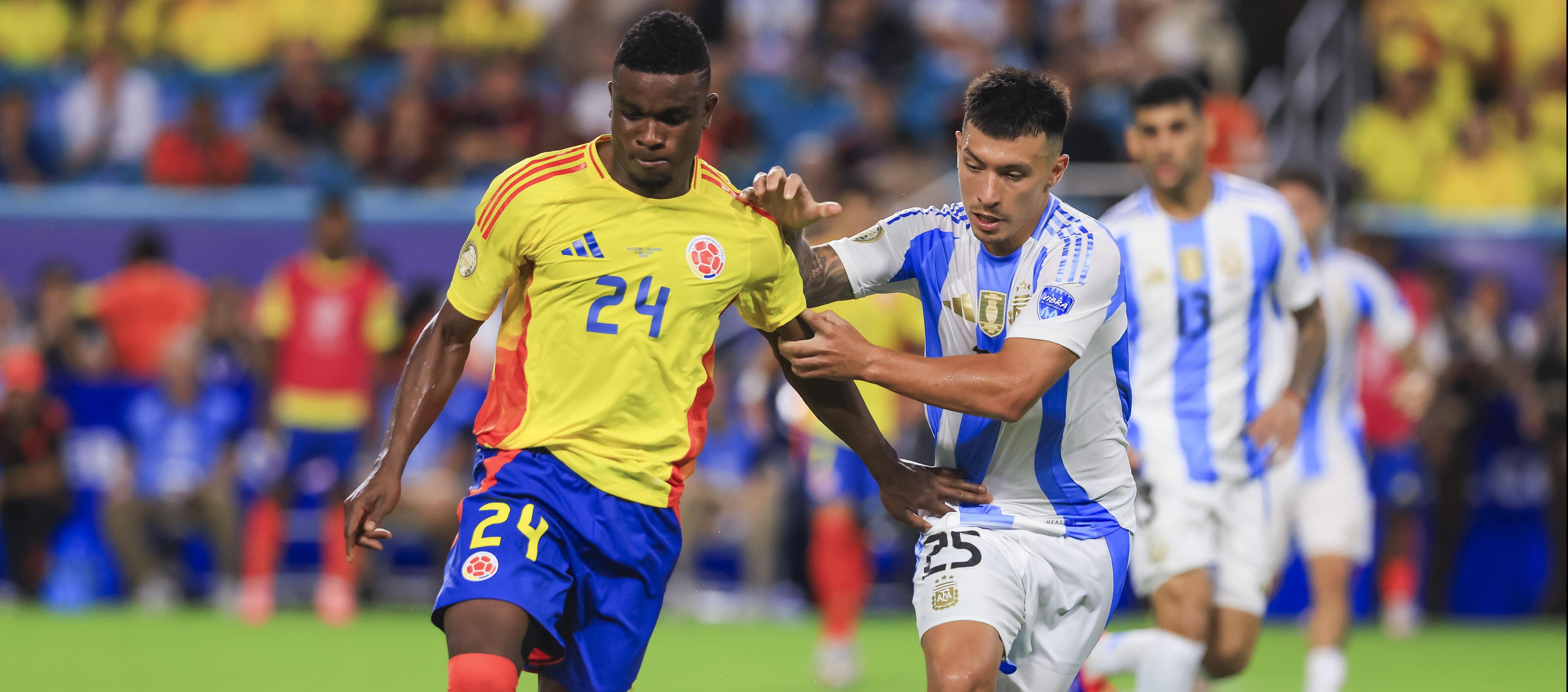 Jhon Córdoba y Lisandro Martínez, en la final de Copa América.