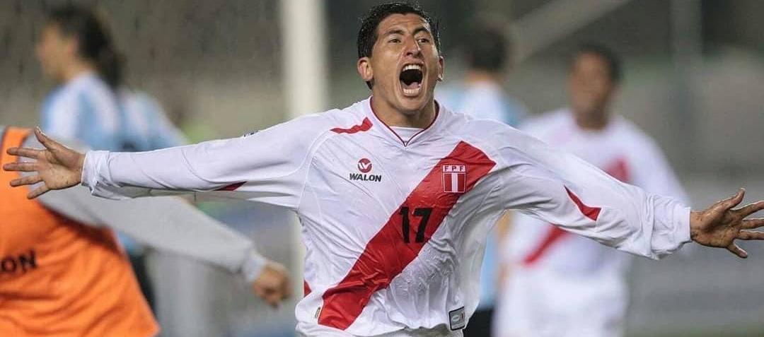 Johan Fano celebrando un gol contra Argentina en las Eliminatorias 2010.