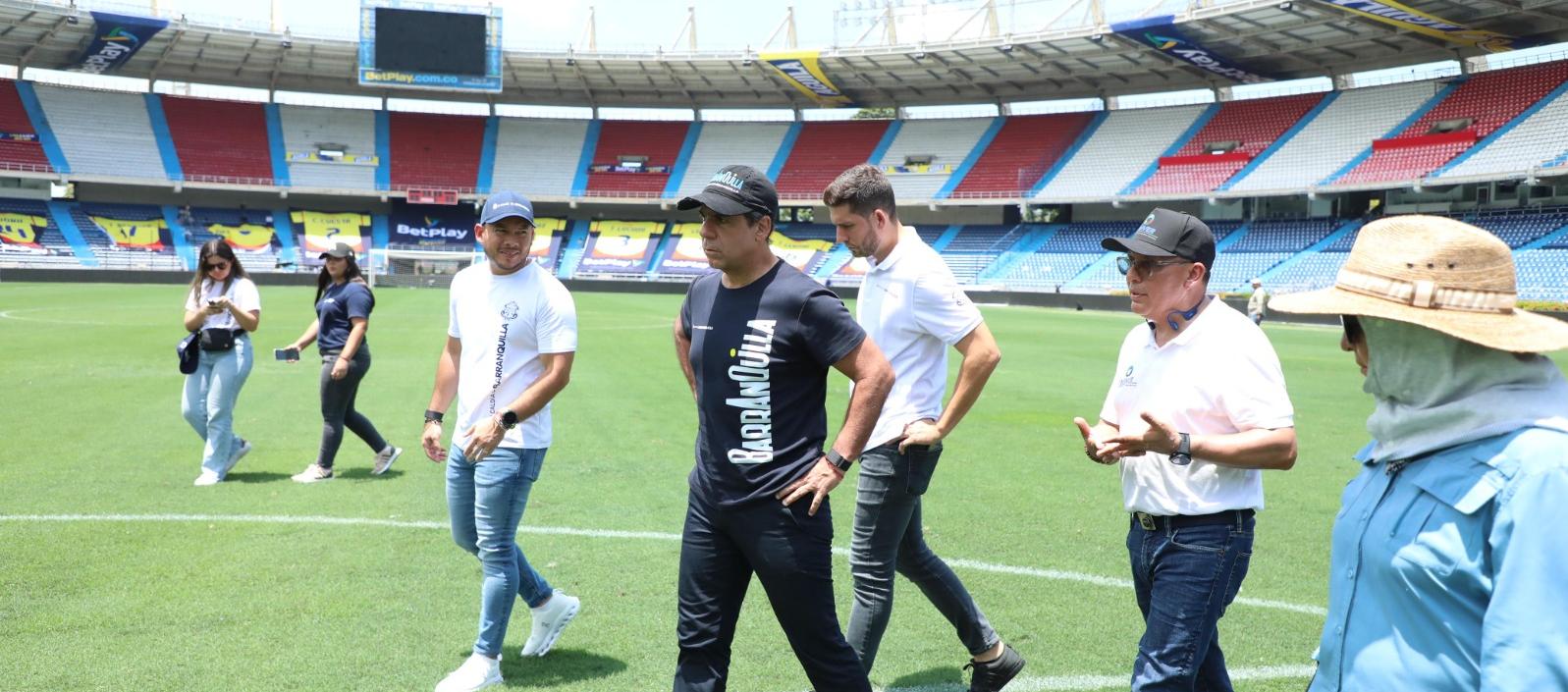 El alcalde Alex Char durante su inspección al estadio Roberto Meléndez.