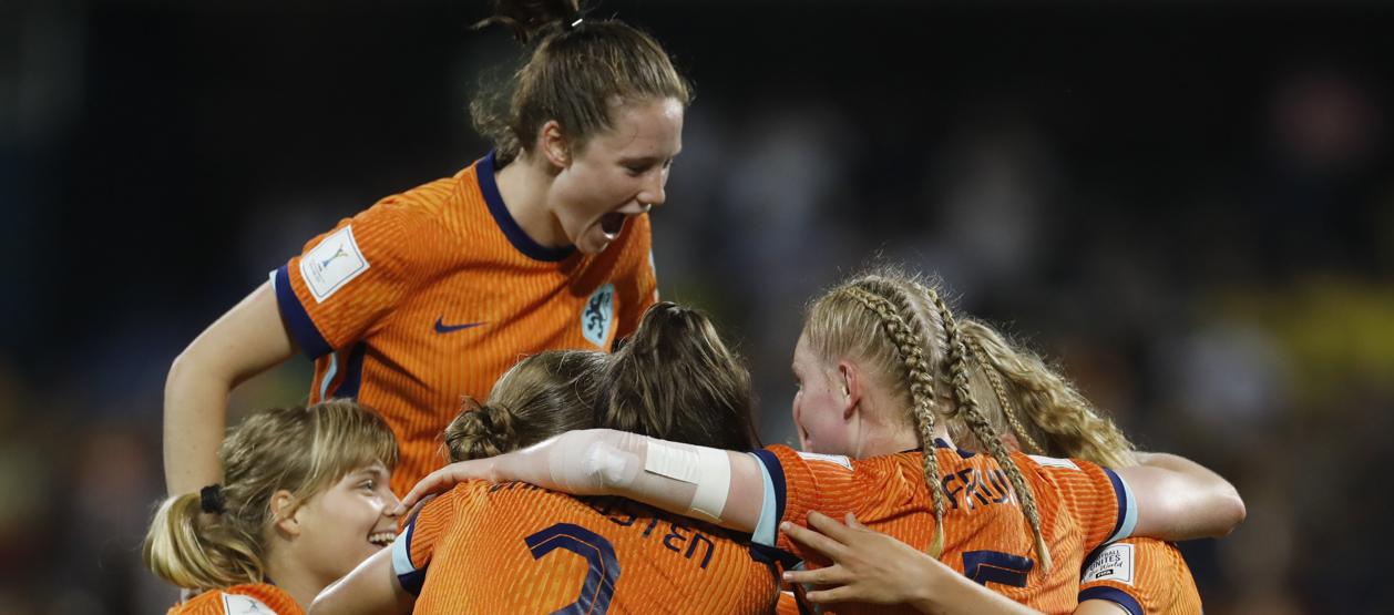 Jugadoras de Países Bajos celebran uno de sus goles ante Francia.