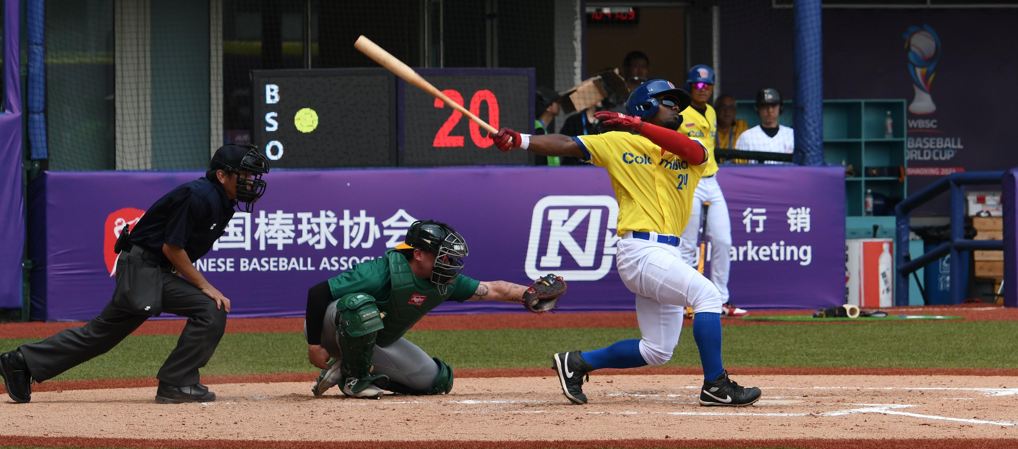 Turno al bate de Colombia durante el juego contra Australia, en Shaoxing.