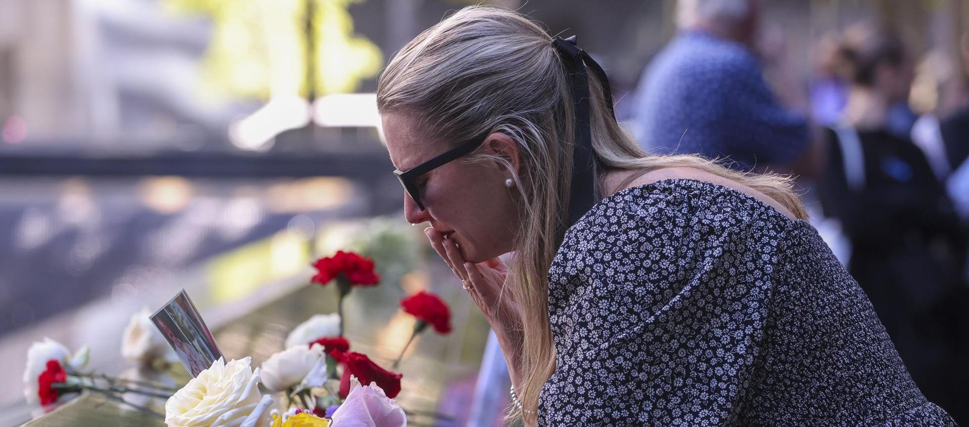 La tristeza de una mujer durante los actos de conmemoración.