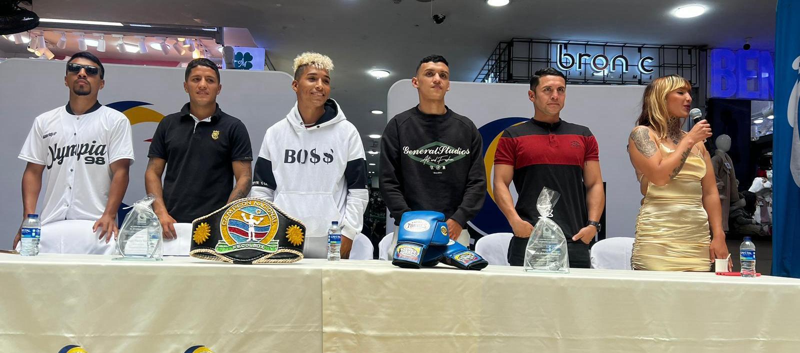 Grupo de boxeadores que participará en la tercera edición de 'Ring de Honor', en Bogotá. 