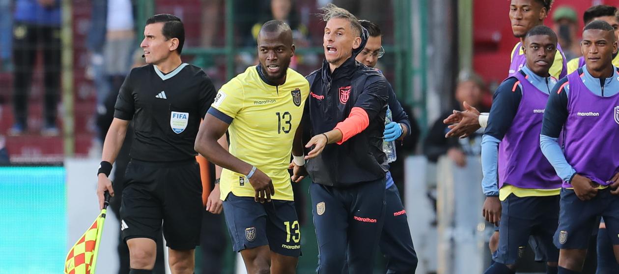 Enner Valencia festeja su gol con el técnico Sebastián Beccacece.