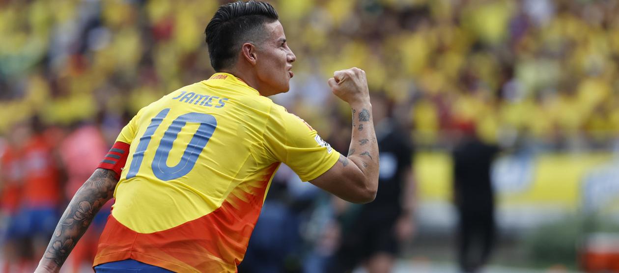 James Rodríguez celebra el primer gol de Colombia ante Argentina, tras una asistencia suya a Yerson Mosquera.