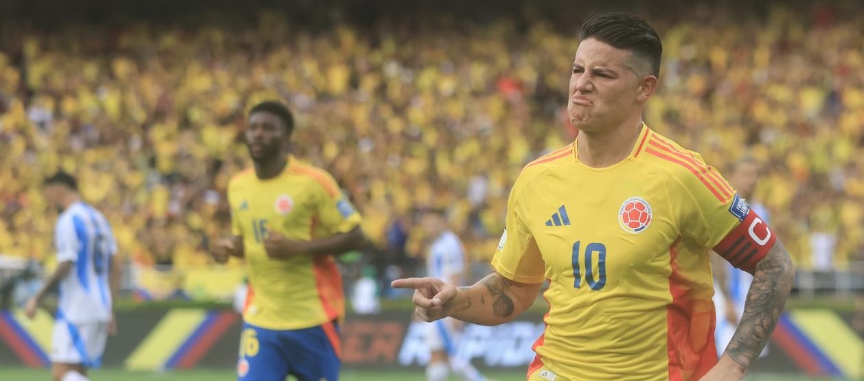  James Rodríguez celebra tras marcar, de pena máxima, el segundo gol de Colombia.