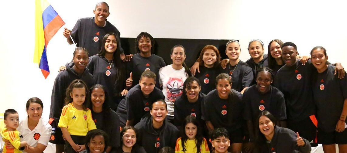 Mariana Pajón con las jugadoras de la Selección Colombia femenina sub-20.