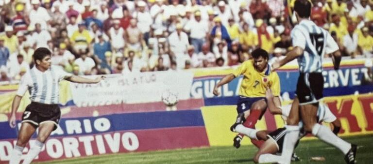 La exquisita definición de Iván René Valenciano para poner a ganar a Colombia ante Argentina, el 15 de agosto de 1993.