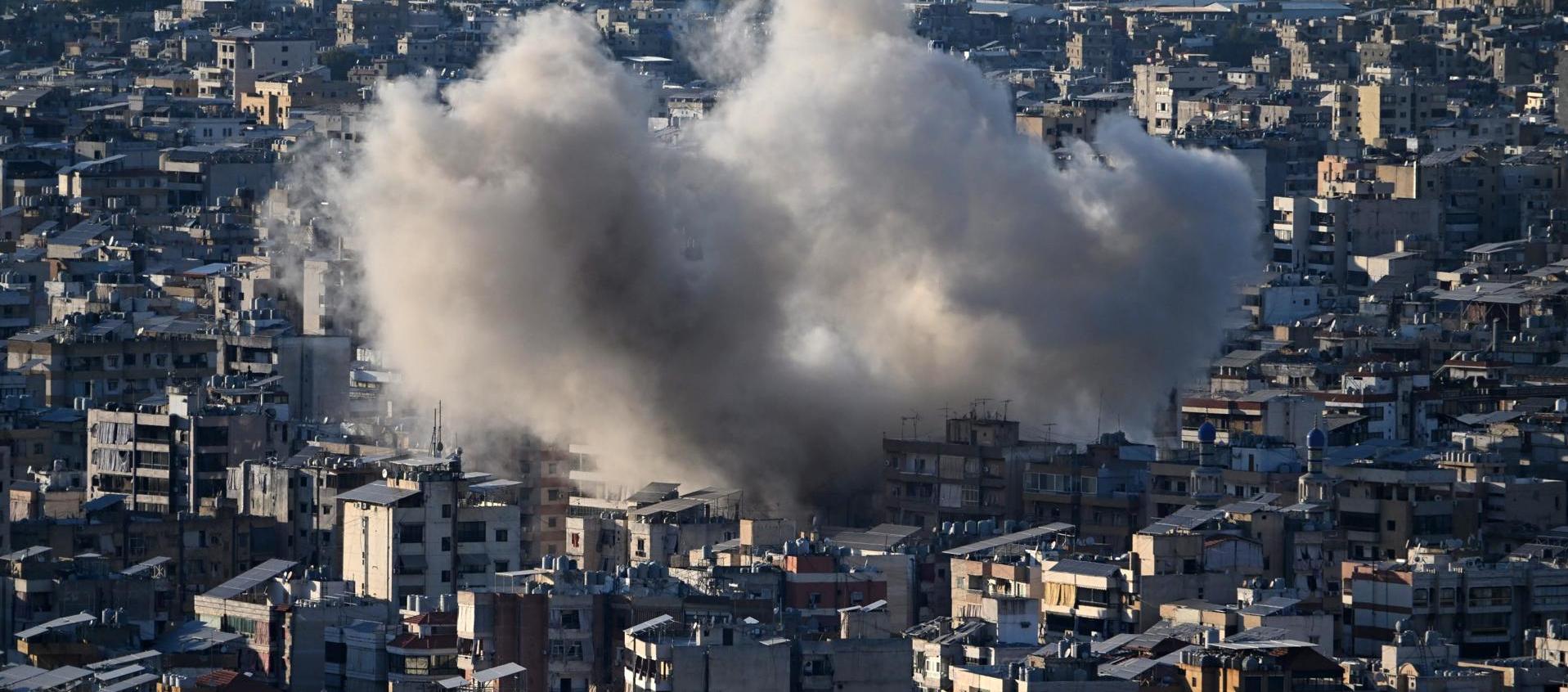 El humo se eleva tras un ataque aéreo israelí contra el Dahye.