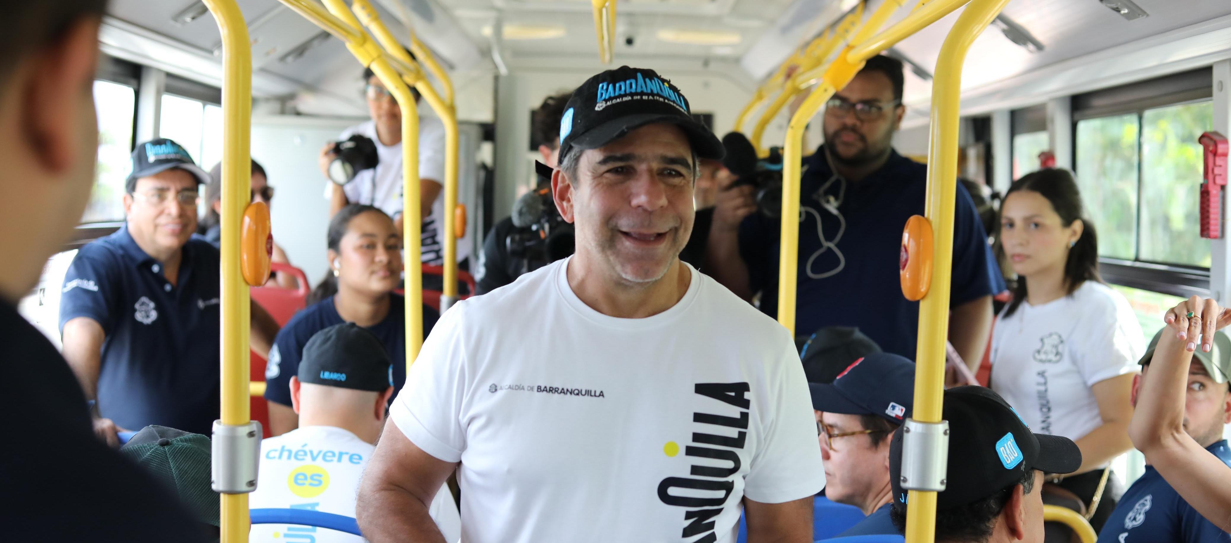 Alcalde Alejandro Char en el bus eléctrico que hará la ruta.