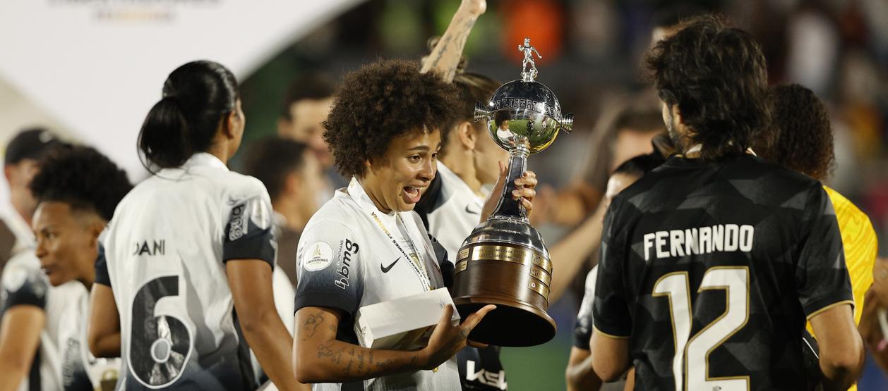 Las jugadoras del Corinthians tras recibir el trofeo de la Copa Libertadores Femenina.  