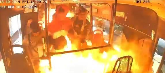 Momento en que incendian la buseta. 