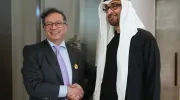 El presidente Petro se saluda con su homólogo de Emiratos Árabes, el jeque Mohamed bin Zayed Al Nahayan.