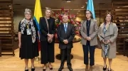 La reina Máxima de los Países Bajos y el ministro de Hacienda, Ricardo Bonilla, entre otros, a su arribo a Colombia