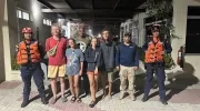 Personal de la Armada con los cinco turistas europeos rescatados cerca de Santa Marta